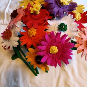 Anyák-napi gerbera filcből - otthon & életmód - dekoráció - virágdísz és tartó - csokor & virágdísz - Meska.hu Anyák-napi gerbera filcből - otthon & életmód - dekoráció - virágdísz és tartó - csokor & virágdísz - Meska.hu