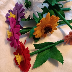 Anyák-napi gerbera filcből - otthon & életmód - dekoráció - virágdísz és tartó - csokor & virágdísz - Meska.hu Anyák-napi gerbera filcből - otthon & életmód - dekoráció - virágdísz és tartó - csokor & virágdísz - Meska.hu