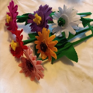 Anyák-napi gerbera filcből - otthon & életmód - dekoráció - virágdísz és tartó - csokor & virágdísz - Meska.hu Anyák-napi gerbera filcből - otthon & életmód - dekoráció - virágdísz és tartó - csokor & virágdísz - Meska.hu