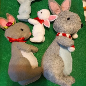 Nyuszicsalád a böröndben - játék & sport - plüssállat & játékfigura - nyuszi - Meska.hu