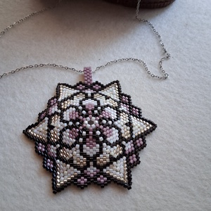 Elegáns 3D hatású gyöngyfűzött medál - ékszer - nyaklánc - medál - Meska.hu