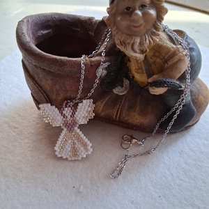 Angyalka gyöngyfűzött medál fémlánccal, Ékszer, Nyaklánc, Medál, Gyöngyfűzés, gyöngyhímzés, MESKA