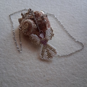 Angyalka gyöngyfűzött medál fémlánccal - ékszer - nyaklánc - medál - Meska.hu