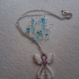 Angyalka gyöngyfűzött medál fémlánccal - ékszer - nyaklánc - medál - Meska.hu