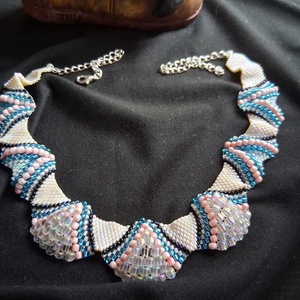 Elegáns 3D hatású gyöngyfűzött nyaklánc - ékszer - nyaklánc - hosszú nyaklánc - Meska.hu