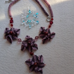 Elegáns virágos gyöngyfűzött nyaklánc, Ékszer, Nyaklánc, Hosszú nyaklánc, Gyöngyfűzés, gyöngyhímzés, MESKA