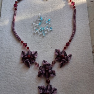 Elegáns virágos gyöngyfűzött nyaklánc - ékszer - nyaklánc - hosszú nyaklánc - Meska.hu