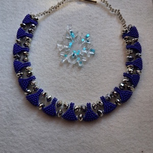 Elegáns tengerkék gyöngyfűzött nyaklánc, Ékszer, Nyaklánc, Hosszú nyaklánc, Gyöngyfűzés, gyöngyhímzés, MESKA