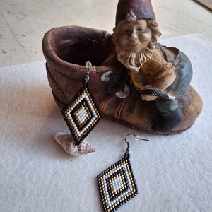 Rombusz Gyöngyfűzött fülbevaló , Ékszer, Fülbevaló, Lógó fülbevaló, Ékszerkészítés, A fülbevaló kézzel készült, brick stitch technikával, miyuki gyöngyökből. A gyöngyök fireline fonal..., MESKA