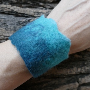 Türkiz lélekmelegítő- nemezelt karpánt, karkötő, csuklómelegítő - ékszer - karkötő - széles karkötő - Meska.hu