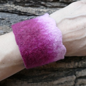 Pink lélekmelegítő- nemezelt karpánt, karkötő, csuklómelegítő - ékszer - karkötő - széles karkötő - Meska.hu