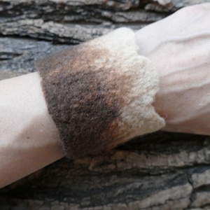 Barna lélekmelegítő- nemezelt karpánt, karkötő, csuklómelegítő - ékszer - karkötő - széles karkötő - Meska.hu