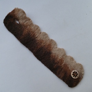 Barna lélekmelegítő- nemezelt karpánt, karkötő, csuklómelegítő - ékszer - karkötő - széles karkötő - Meska.hu