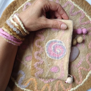 Púder pénztárca - egyedi, nemezelt pénztárca, cipzárral, ásvány és fa gyönggyel, Táska & Tok, Pénztárca & Más tok, Pénztárca, Női pénztárca, Nemezelés, Varrás, MESKA