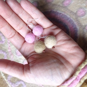 Púder ékszerszett - nemezelt karkötő és fülbevalók - ékszer - ékszerszett - Meska.hu