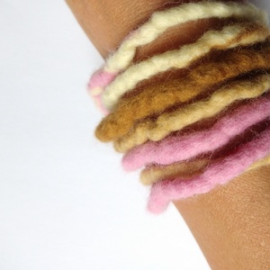 Púder ékszerszett - nemezelt karkötő és fülbevalók - ékszer - ékszerszett - Meska.hu