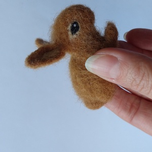 Nyuszika - gyapjúból nemezelt figura - játék & sport - plüssállat & játékfigura - nyuszi - Meska.hu