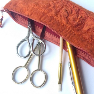 Selymes érintés - egyedi, merinó gyapjúból, selyemmel nemezelt, kézzel varrt és hímzett tolltartó  - otthon & életmód - papír, írószer - tolltartó & ceruzatekercs - Meska.hu