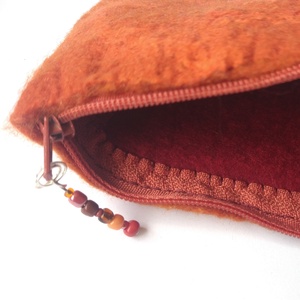 Selymes érintés - egyedi, merinó gyapjúból, selyemmel nemezelt, kézzel varrt és hímzett tolltartó  - otthon & életmód - papír, írószer - tolltartó & ceruzatekercs - Meska.hu