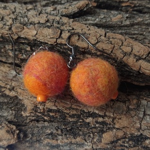 Narancs koktél csepp - nemezelt fülbevaló gyönggyel, Ékszer, Fülbevaló, Lógó fülbevaló, Ékszerkészítés, Nemezelés, MESKA