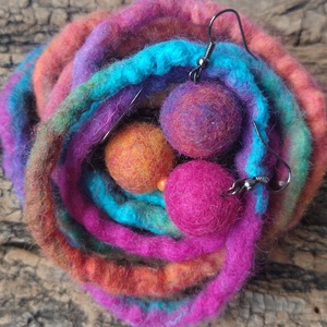 Narancs koktél csepp - nemezelt fülbevaló gyönggyel - ékszer - fülbevaló - lógó fülbevaló - Meska.hu