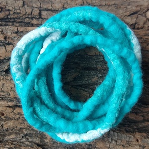 Türkiz nemez lánc -nemezelt karkötő, nyaklánc, bokalánc, hajdísz... - esküvő - ékszer - karkötő & csuklódísz - Meska.hu