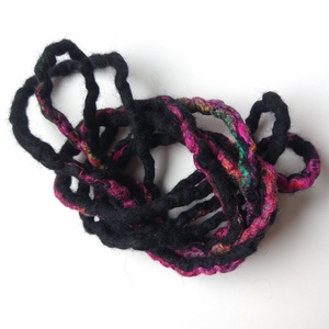 Karnevál nemez lánc - gyapjúból, selyemmel nemezelt karkötő, nyaklánc, bokalánc, hajdísz... - ékszer - karkötő - széles karkötő - Meska.hu