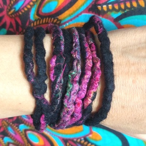 Karnevál nemez lánc - gyapjúból, selyemmel nemezelt karkötő, nyaklánc, bokalánc, hajdísz... - ékszer - karkötő - széles karkötő - Meska.hu