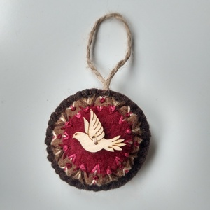 Bordó galamb mandala - hímzett gyapjúfilc karácsonyfadísz, ajándék kísérő, kulcstartó, táska dísz - karácsony - karácsonyi lakásdekoráció - karácsonyfadíszek - Meska.hu