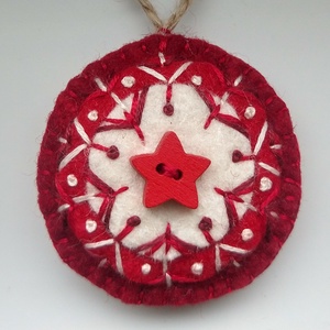 Piros csillag mandala - hímzett gyapjúfilc karácsonyfadísz, ajándék kísérő, kulcstartó, táska dísz - karácsony - karácsonyi lakásdekoráció - karácsonyfadíszek - Meska.hu