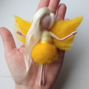 Tavaszi virágtündér, Nárcisz - tűnemezelt gyapjú tündér, selyemmel, viszkózzal - otthon & életmód - dekoráció - dísztárgy - Meska.hu