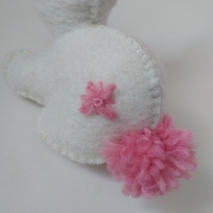 Húsvéti nyuszika -  gyapjúfilc nyuszi, rózsaszín füllel, hímzéssel - játék & sport - plüssállat & játékfigura - nyuszi - Meska.hu