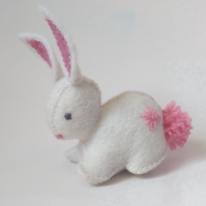 Húsvéti nyuszika -  gyapjúfilc nyuszi, rózsaszín füllel, hímzéssel, Játék & Sport, Plüssállat & Játékfigura, Nyuszi, Baba-és bábkészítés, Varrás, MESKA