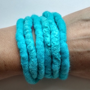 Selymes türkiz nemez lánc -nemezelt karkötő, nyaklánc, bokalánc, hajdísz..., Esküvő, Ékszer, Karkötő & Csuklódísz, Nemezelés, MESKA