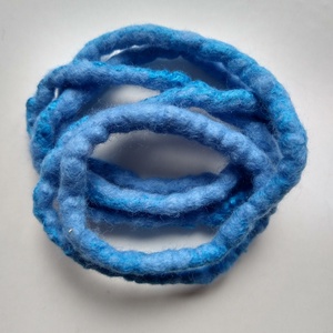 Ragyogó égkék nemez lánc -nemezelt karkötő, nyaklánc, bokalánc, hajdísz... - esküvő - ékszer - karkötő & csuklódísz - Meska.hu