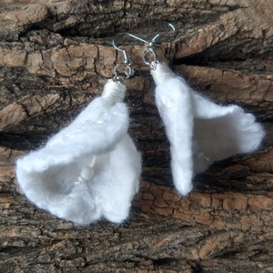 Fehér virág - gyapjú fülbevaló, selyemmel, gyönggyel, Ékszer, Fülbevaló, Lógó fülbevaló, Ékszerkészítés, Nemezelés, MESKA