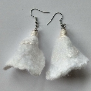 Fehér virág - gyapjú fülbevaló, selyemmel, gyönggyel - ékszer - fülbevaló - lógó fülbevaló - Meska.hu