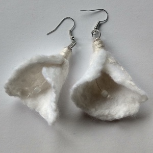 Fehér virág - gyapjú fülbevaló, selyemmel, gyönggyel - ékszer - fülbevaló - lógó fülbevaló - Meska.hu