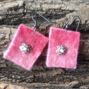 Rózsaszín téglalap fülbevaló - gyapjú fülbevaló, fém virággal, gyönggyel, Ékszer, Fülbevaló, Lógó fülbevaló, Ékszerkészítés, Nemezelés, MESKA