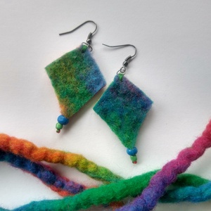 Színvarázs rombusz fülbevaló -nemezelt fülbevaló gyönggyel - ékszer - fülbevaló - lógó fülbevaló - Meska.hu