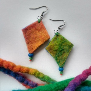 Színvarázs rombusz fülbevaló -nemezelt fülbevaló gyönggyel - ékszer - fülbevaló - lógó fülbevaló - Meska.hu