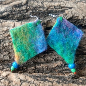 Színvarázs rombusz fülbevaló -nemezelt fülbevaló gyönggyel, Ékszer, Fülbevaló, Lógó fülbevaló, Nemezelés, MESKA