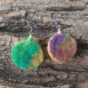 Színvarázs pici korong fülbevaló -nemezelt fülbevaló , Ékszer, Fülbevaló, Lógó fülbevaló, Nemezelés, MESKA