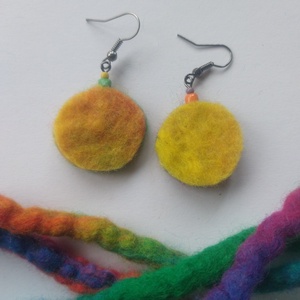 Színvarázs pici korong fülbevaló -nemezelt fülbevaló  - ékszer - fülbevaló - lógó fülbevaló - Meska.hu