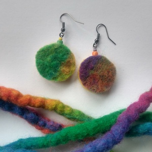 Színvarázs pici korong fülbevaló -nemezelt fülbevaló  - ékszer - fülbevaló - lógó fülbevaló - Meska.hu