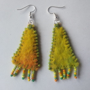 Színvarázs fülbevaló -nemezelt fülbevaló gyönggyel  - ékszer - fülbevaló - lógó fülbevaló - Meska.hu