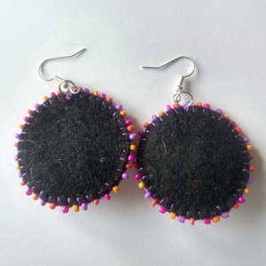 Nyári éjszaka, korong fülbevaló - gyapjúfilc fülbevaló gyönggyel - ékszer - fülbevaló - lógó fülbevaló - Meska.hu