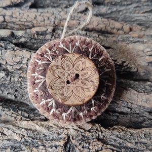 Föld mandala - hímzett gyapjúfilc mandala kulcstartó, kitűző, táska dísz, bross - ékszer - kitűző és bross - Meska.hu