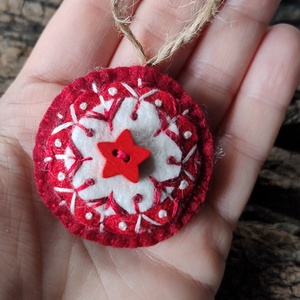 Piros csillag mandala - hímzett gyapjúfilc karácsonyfadísz, ajándék kísérő, kulcstartó, táska dísz - karácsony - karácsonyi lakásdekoráció - karácsonyfadíszek - Meska.hu