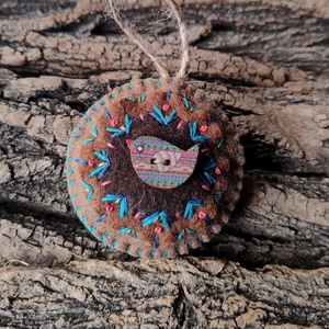 Kikelet mandala - hímzett gyapjúfilc mandala kulcstartó, kitűző, táska dísz, bross, Ékszer, Kitűző és Bross, Kitűző, Varrás, Hímzés, MESKA